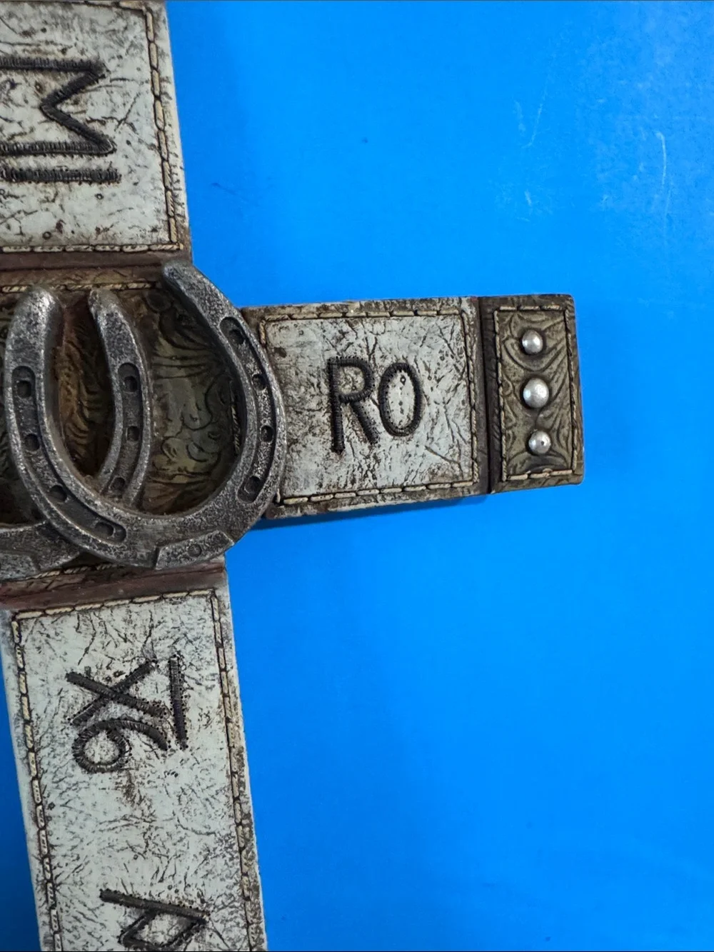Rustic Western-style wall cross horseshoes design